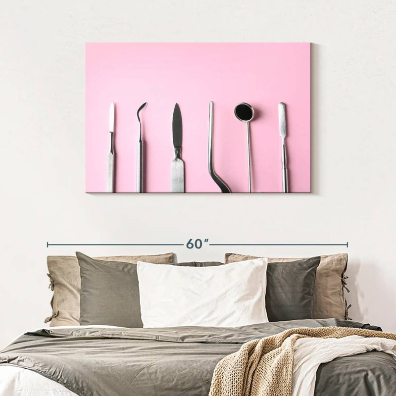 Outils dentaires sur fond rose, H 30 po x l 45 po