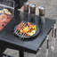 Barbecue d'extérieur au charbon de bois avec tablettes latérales
