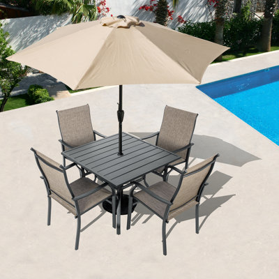 Ensemble complet de patio 7 pièces avec parasol inclinable de 9 pieds, base remplie de ciment, table carrée et 4 chaises en textilène