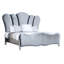 Structure de lit pour grand lit en tissu argenté avec tête de lit matelassée et pied en bois tourné pour chambre à coucher de style refuge