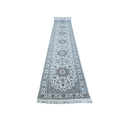 Tapis de couloir oriental 2 pi 6 po x 26 pi 7 po nain fin ivoire avec soie N90 9AB