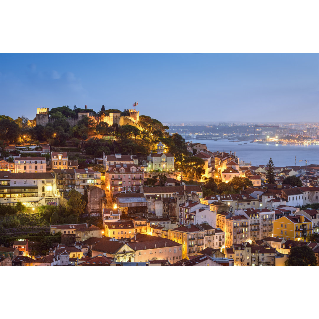 Portugal Skyline und Burg von Seanpavonephoto - Drucken