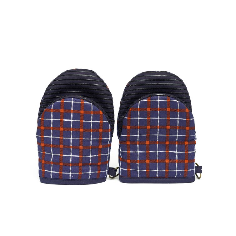https://assets.wfcdn.com/im/04188524/resize-h755-w755%5Ecompr-r85/1471/147163742/Nautica+Home+Plaid+Red%2FNavy+100%25+Cotton+Mini+Oven+Mitt+With+Silicone+Palm+%28Set+Of+2%29.jpg