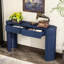 Console marine avec rangement. Table d'entrée moderne à cannelures. 2 tiroirs pour les essentiels du quotidien. Élégant salon et rangement de style minimaliste - bleu marine. Pièce. Stabilité des pieds courbés