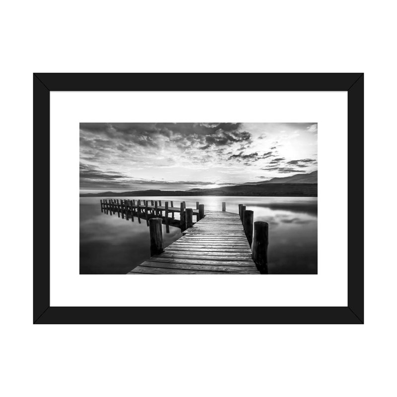 « Evening dock » par Mike Calascibetta-reproduction de photo, H 16 po x l 24 po x P 1 po, Papier encadré noir, Blanc