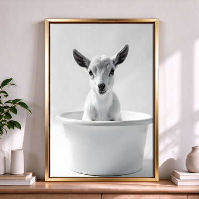 Chèvre dans une baignoire blanche, tableau sur toile encadré, cadre doré, 40 x 60 cm