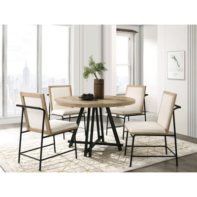 Table de salle à manger de 120 cm (47 pouces) en chêne avec chaises crème et structure en métal, idéale pour les repas de groupe décontractés.
