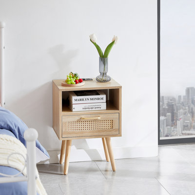 Table de bout en rotin de 15,75 po avec prise de courant et ports USB, table de chevet moderne avec tiroir et pieds en bois massif pour le salon et la chambre à coucher