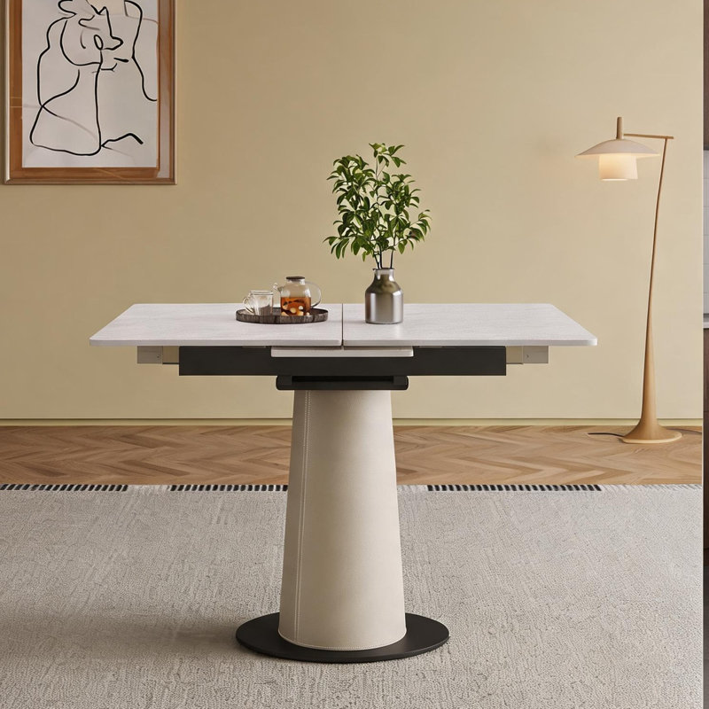 Table de salle à manger carrée extensible pour 4 à 6 personnes, plateau en pierre frittée blanc doux avec base en acier recouverte de cuir, table moderne peu encombrante pour les petites cuisines
