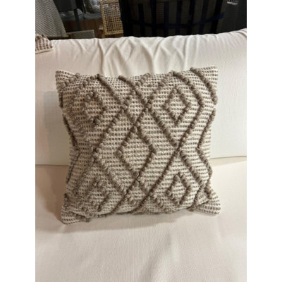 Coussin Terra texturé 18 po x 18 po - Taupe avec motif en losanges