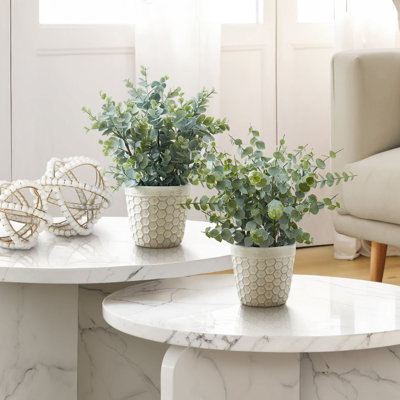 Lot de 2 plantes artificielles d'eucalyptus de 33 cm (13 pouces), fausse verdure de table en pots blancs pour la décoration intérieure