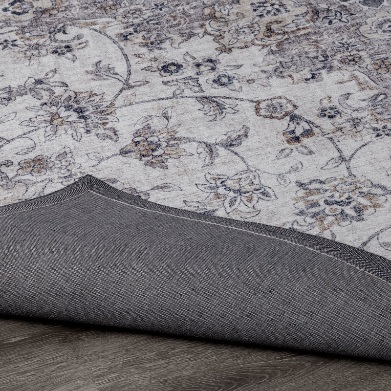 Hoelscher Oriental Area Rug in Gray, Rectangle 5'6" x 8'6"