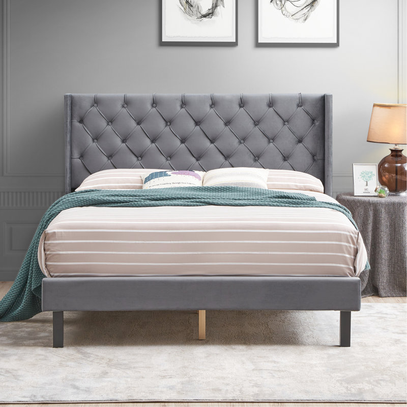 Grand lit plateforme gris avec une aile attrayante et un support en velours