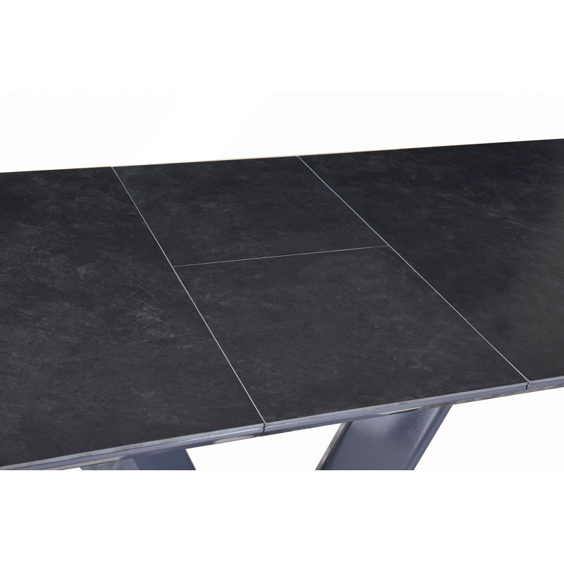 Table de salle à manger moderne et luxueuse à finition frittée avec plateau en forme de V et piédestal en chrome