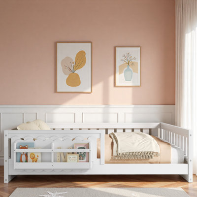 Lit plateforme avec garde-corps et tablettes de rangement