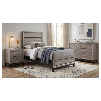 Ensemble de chambre à coucher Sutter taupe clair pour lit simple, comprenant un lit à panneaux, une commode et une table de chevet.