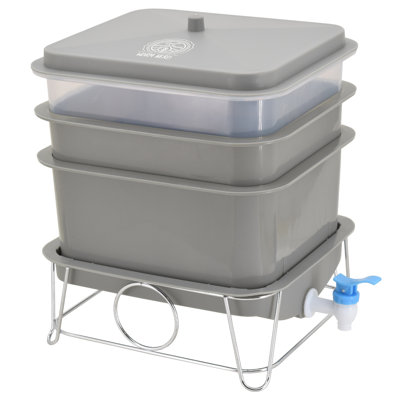 4 Plastic Indoor / Outdoor Worm Bin with Latching Lid