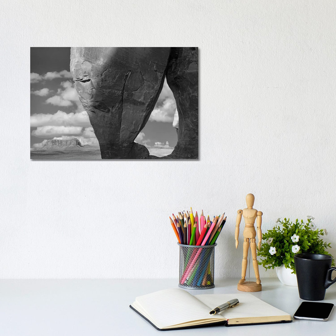 Buttes Seen Through Teardrop Arch, Monument Valley, Arizona von Tim Fitzharris - No Frame Gallery-Wrapped Canvas Giclée ...