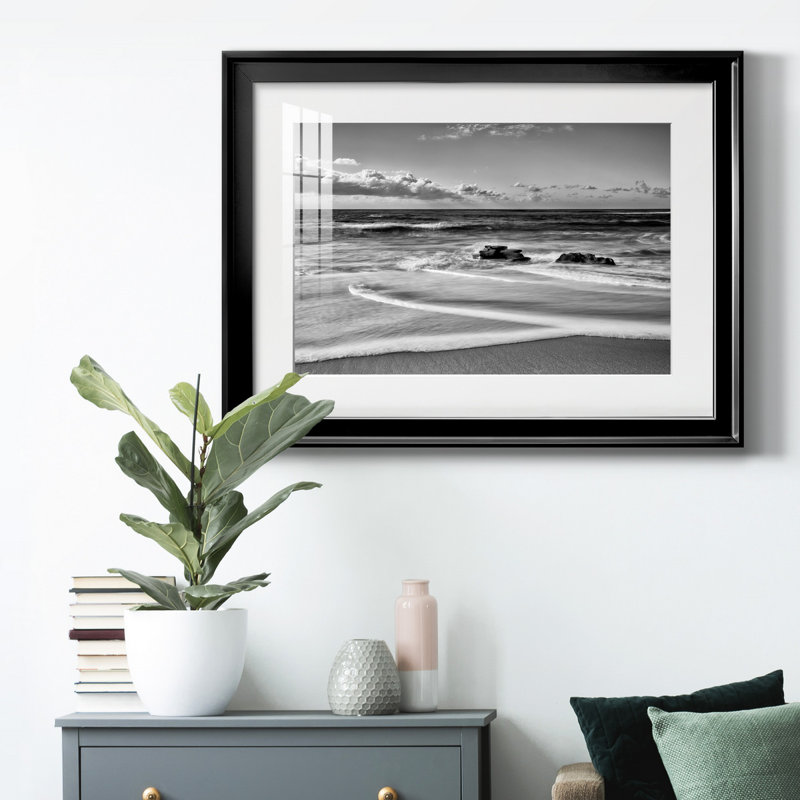 «Whispering Sands Beach», reproduction encadrée de qualité supérieure - prête à être accrochée, Papier encadré noir