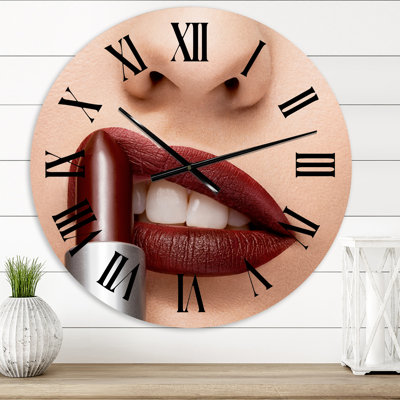 Rouge à lèvres rouge appliqué sur les lèvres - horloge murale moderne