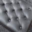 Banc capitonné en tissu avec garniture cloutée