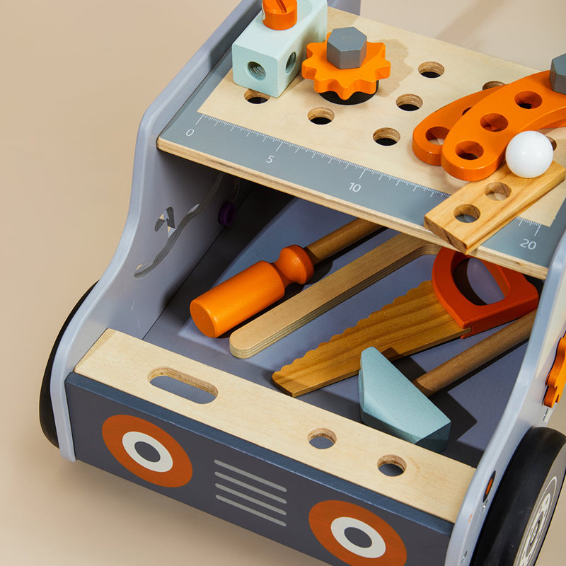 Centre d'activité avec banc à outils en bois avec jouets de construction, engrenages, labyrinthe et roues en caoutchouc