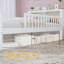 Élégant lit simple blanc avec garde-corps de sécurité, rangement spacieux et design moderne-844953193