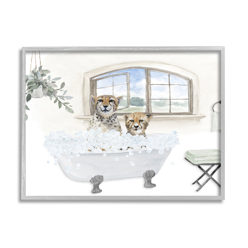 «Cheetah Duo Bathaign Bathroom Scene» par Lanie Loreth - cadre flottant, impression sur bois, H 16 po x l 20 po x P 1,5 po