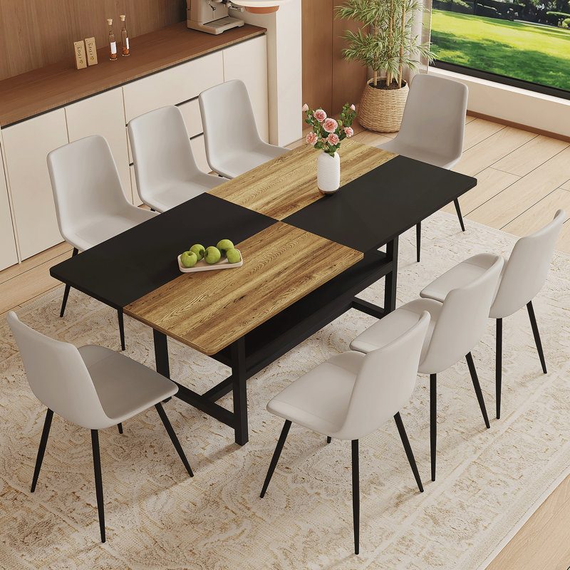 Table de salle à manger spacieuse en bois et noire avec rangement et 8 confortables chaises en polyuréthane gris clair, parfaites pour les réunions de famille et les réunions de société.