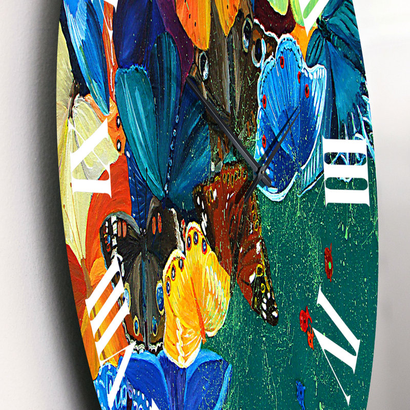 Color Butterflies On A Gree - Horloge murale moderne, Moyen