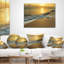 Oreiller moderne sous jaune coucher de vagues-123333869