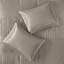 Édredon 7 pièces Taupe Charmeuse - Grand, taies décoratives plissées et coussins décoratifs, jupe de lit brodée-129988494