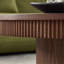Table basse ronde en noyer de 35,43 pouces avec garniture ondulée nervurée en bois massif, panneau de fibres à densité moyenne et placage de bois pour salon, appartement et bureau