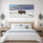 Tableau sur toile représentant un bison en hiver, paysage rustique enneigé de montagne, style rétro, idéal pour le salon, la chambre ou le bureau. Dimensions : 40 x 80 cm (16 x 32 pouces).-143059672-143059684