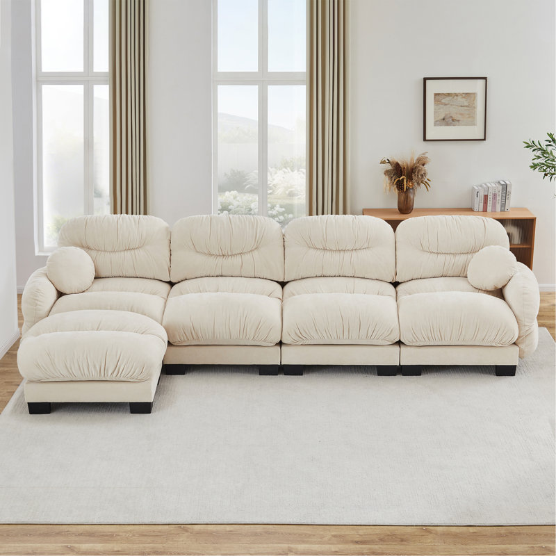Canapé modulaire confortable à 4 places en tissu de chenille plissé avec siège ergonomique en mousse haute densité, canapé modulaire en forme de L avec repose-pieds, accoudoirs arrondis arrondis et 2 coussins décoratifs ronds, beige