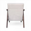 Pour les petits espaces de vie et les coins lecture | Fauteuil d'appoint Mid-Century compact capitonné, revêtement beige avec structure en bois brun