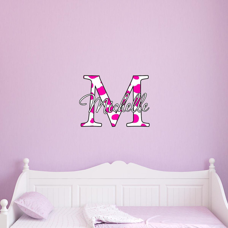 Décalcomanie murale nom imprimé monogramme, H 14 po x l 14 po x P 0,01 po, Rose vif, Oui