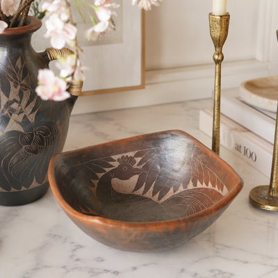 Bol décoratif artisanal en terre cuite orné d'un paon gravé, idéal pour un décor rustique et bohème.
