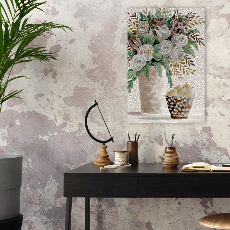Tranquil Beauty I - ferme moderne, arrangement floral neutre, roses blanches, décor rustique, H 24 po x l 16 po