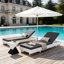Chaises longues modernes en bois d'acacia, coussins gris foncé, dossier ajustable pour le bord de la piscine