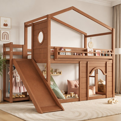 Lit mezzanine simple avec glissade, bibliothèque et garde-robe encastrée, structure de lit mezzanine en bois avec fenêtre ronde et porte arquée, naturel
