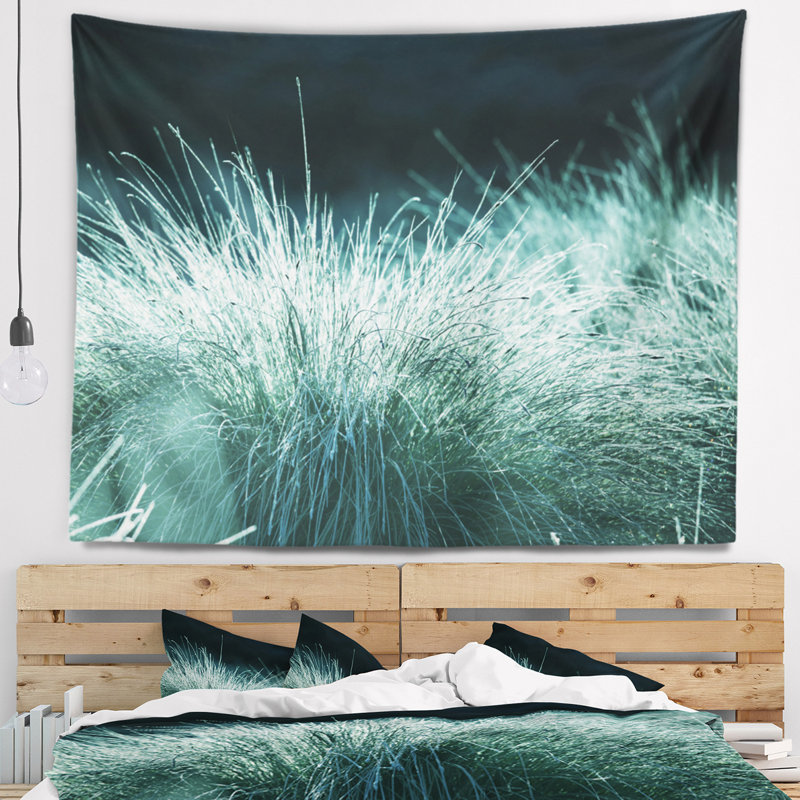 Paysage avec herbe verte en tapisserie, H 32 po x l 39 po