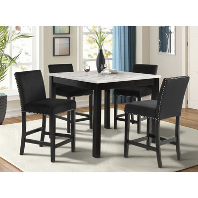 Table carrée contemporaine contemporaine en faux marbre blanc avec 4 chaises rembourrées en velours noir - 5 pièces pour un nouveau look et une ambiance cloutée