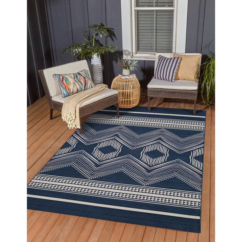 Tapis intérieur / extérieur bleu marine et ivoire Kivett Caliente, Rectangle 5 pi x 7 pi