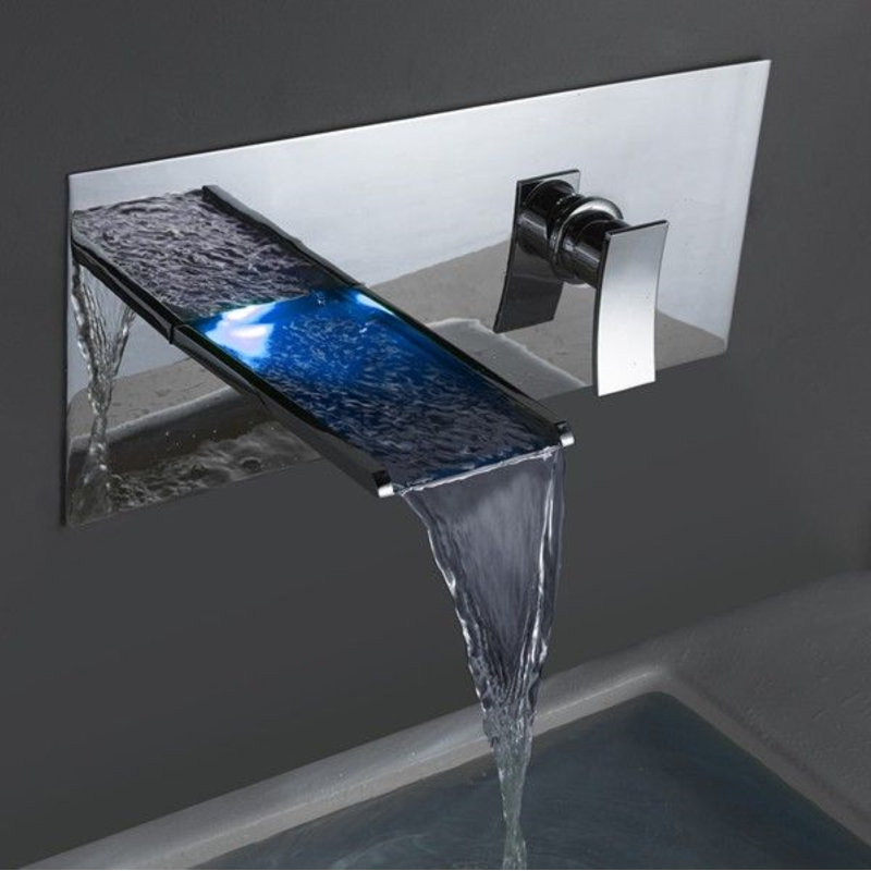 Robinet de lavabo de salle de bain mural Juno à DEL, corps en laiton massif, finition chromée
