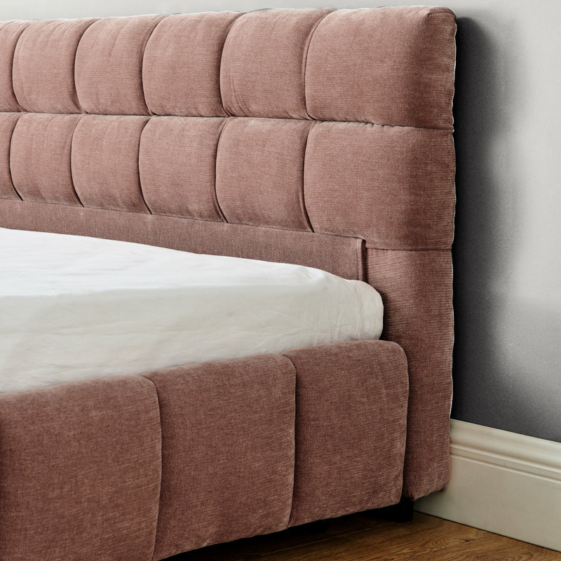 Très grand lit tapissier rose avec tête de lit et tiroir pour une chambre à coucher confortable
