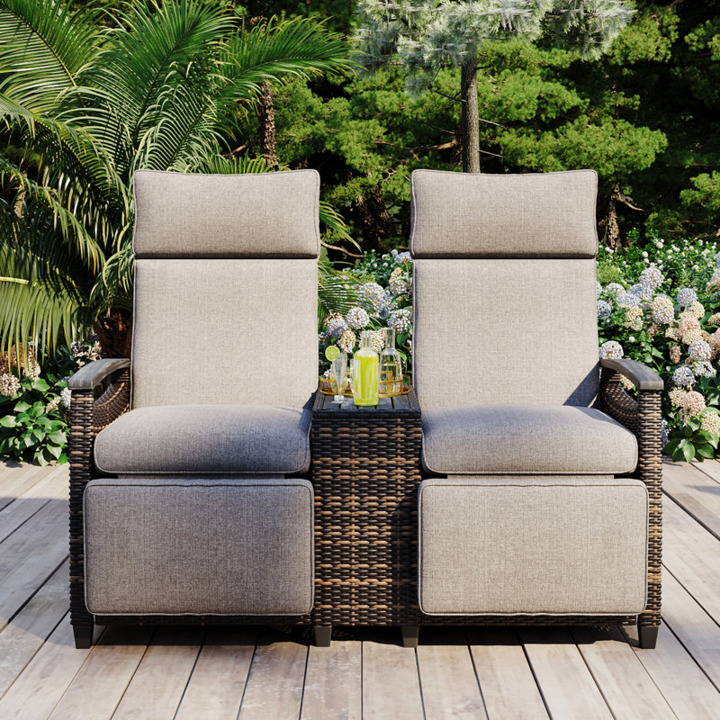Ensemble de chaise longue d'extérieur inclinable avec accoudoirs en bois d'acacia et table de rangement intégrée pour balcon, véranda, pelouse et brun GO