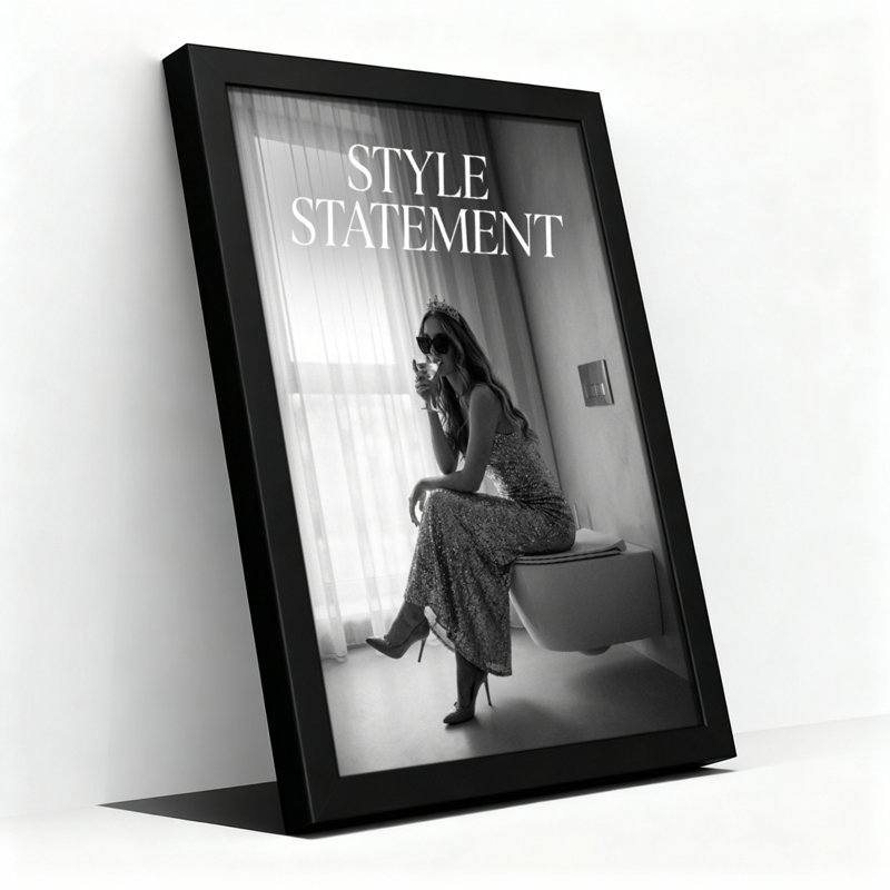Ensemble de 1 tableau sur toile tendue représentant un portrait de mode en noir et blanc, H 24 po x l 16 po