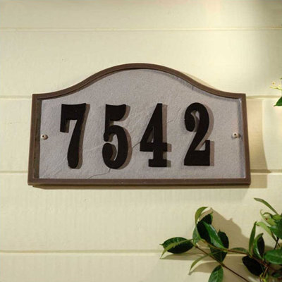 Plaque d’adresse murale sur 1 ligne en serpentin