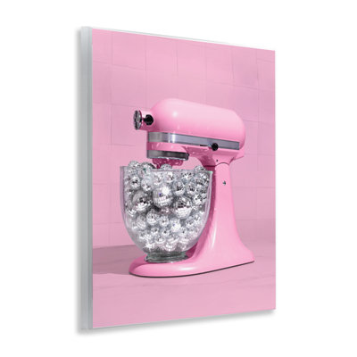 Mélangeur de cuisine disco sur plaque rose, design par Lish Creative